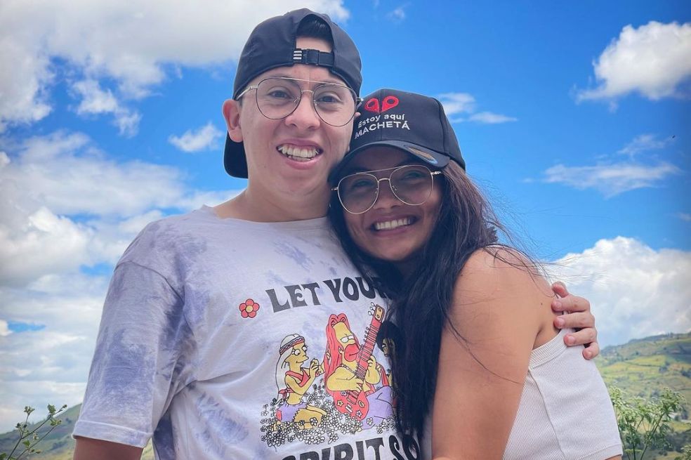 Camilo Sánchez, participante de ‘Survivor, la isla de los famosos’, no oculta su amor con Valeria, la joven que lo apoya desde lejos durante la competencia.