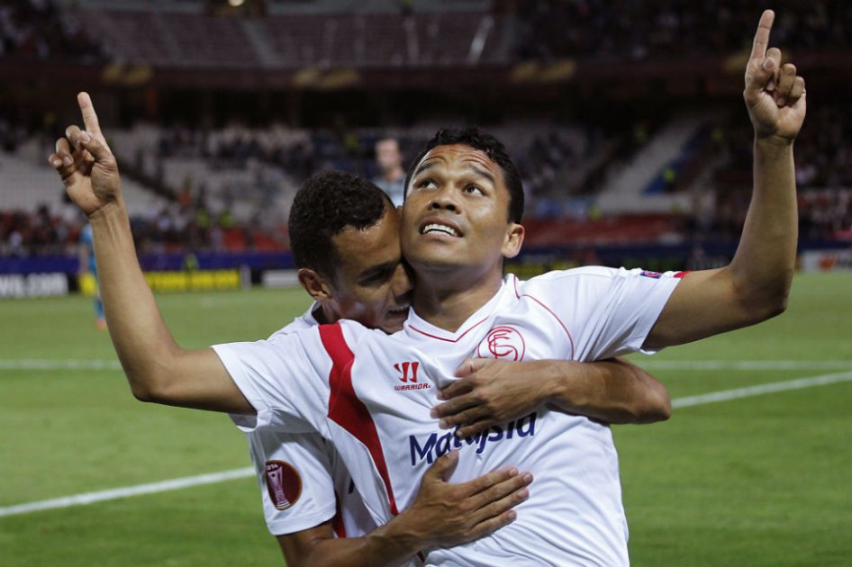 Carlos Bacca figuró en el triunfo de Sevilla por Europa League