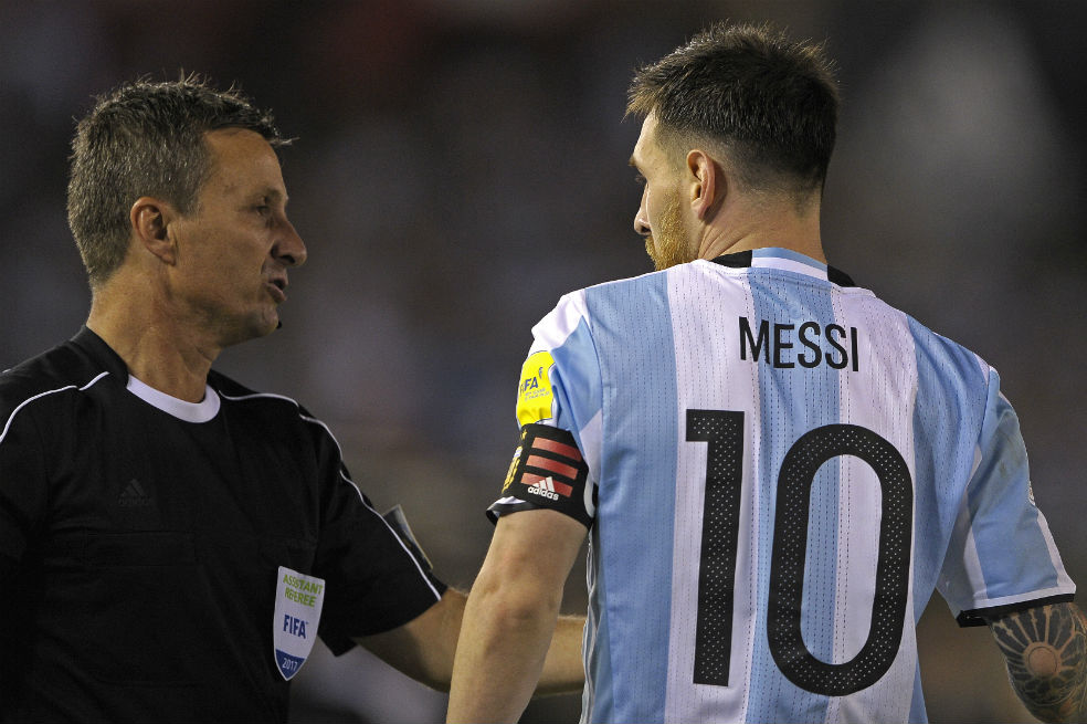 Messi se defiende: “Los insultos no fueron contra el juez de línea”