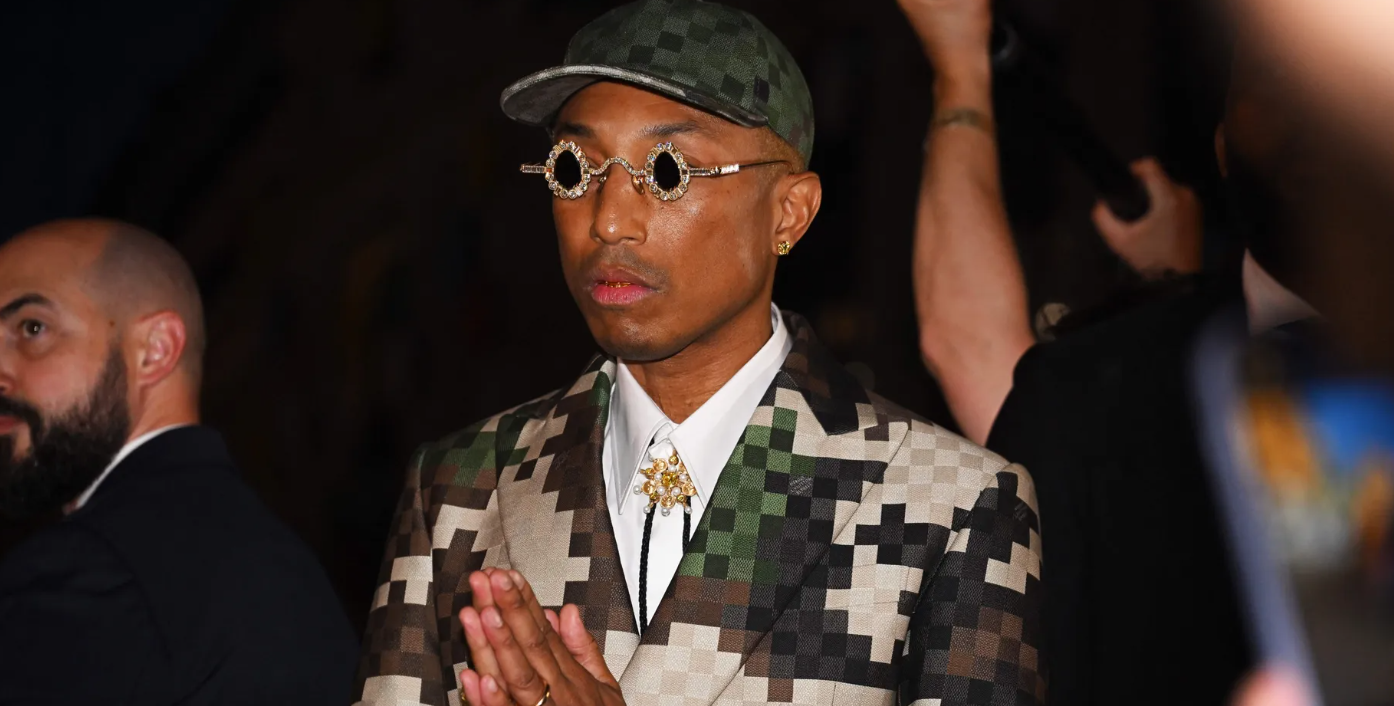 Pharrell Williams llevó su nueva versión de gafas Tiffany en el desfile de Vuitton