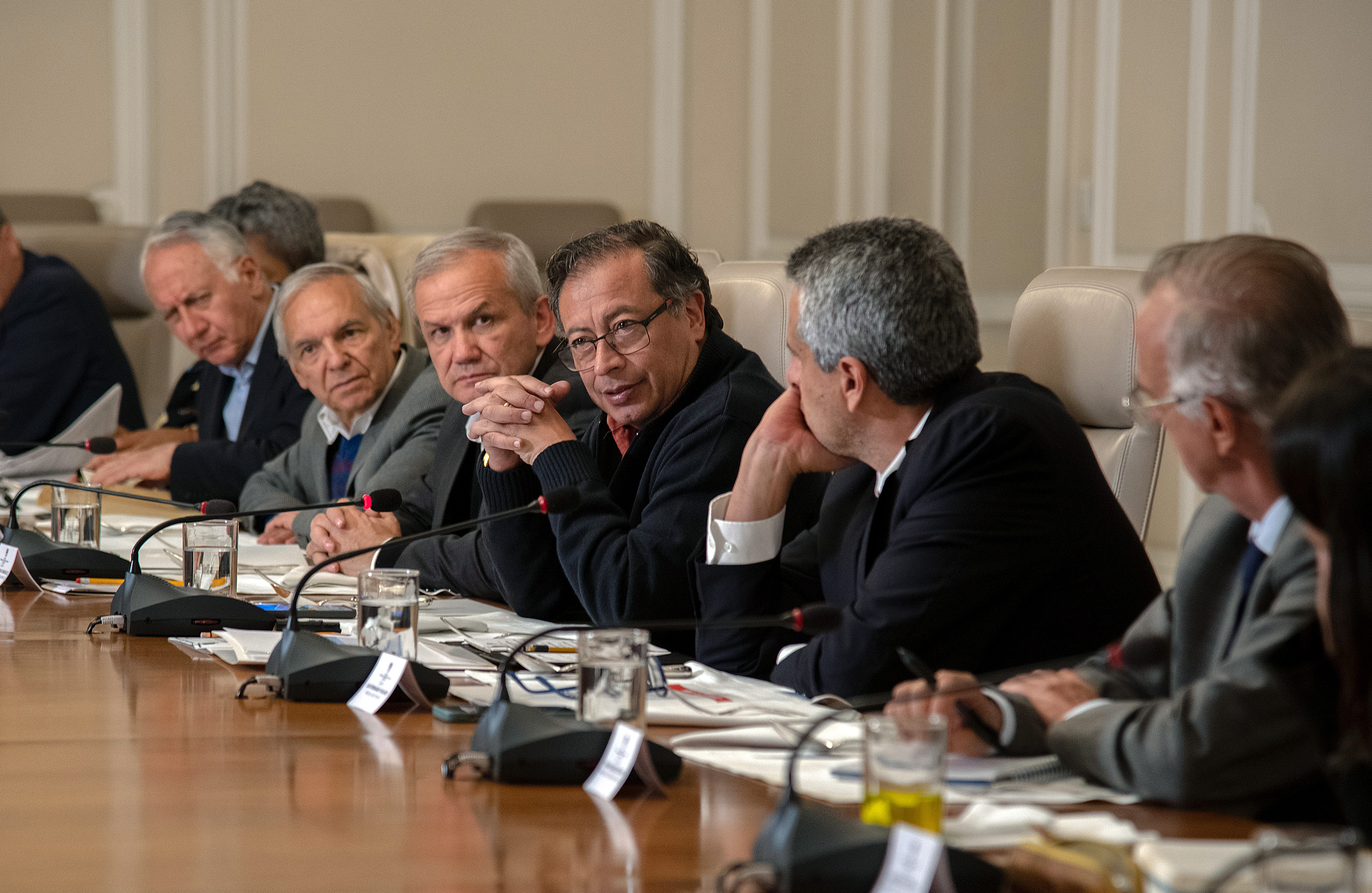 BOG701. BOGOTÁ. (COLOMBIA), 05/06/2023.- Fotografía cedida por la oficina de prensa de la presidencia de la República del mandatario Gustavo Petro (3d) durante un consejo de ministros, hoy en Bogotá (Colombia). Petro aseguró este lunes que sus rivales políticos se apresuraron a denunciarlo ante el Congreso por supuestas irregularidades en la financiación de su campaña porque los audios divulgados por Armando Benedetti, exembajador en Venezuela, no son prueba de delitos. EFE/ Presidencia De Colombia SOLO USO EDITORIAL/NO VENTAS/SOLO DISPONIBLE PARA ILUSTRAR LA NOTICIA QUE ACOMPAÑA/CRÉDITO OBLIGATORIO