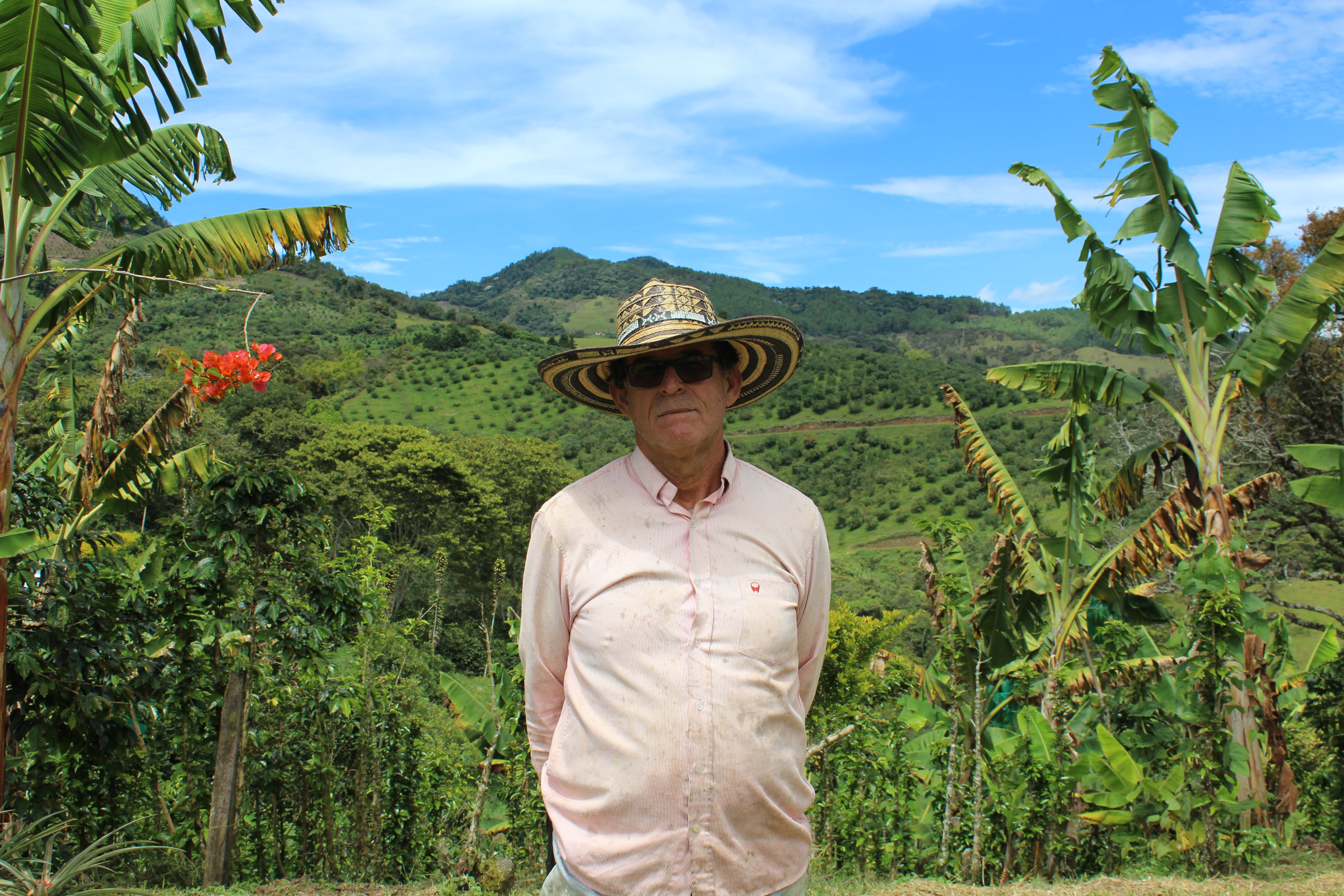 William Gaviria, de 62 años, es uno de los "11 de Jericó". En su vereda, Vallecitos, también temen que el túnel afecte el agua. Al fondo, la vereda Quebradona Alta, donde se encuentra el yacimiento de cobre.
