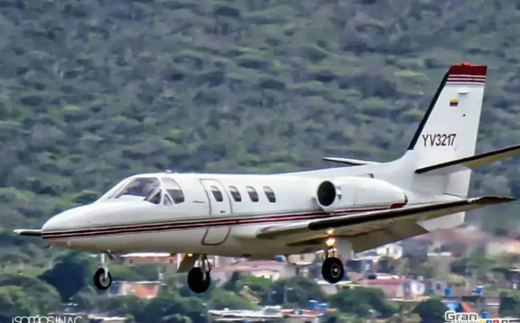 Hallan restos de avión desaparecido en Venezuela con cinco personas a bordo