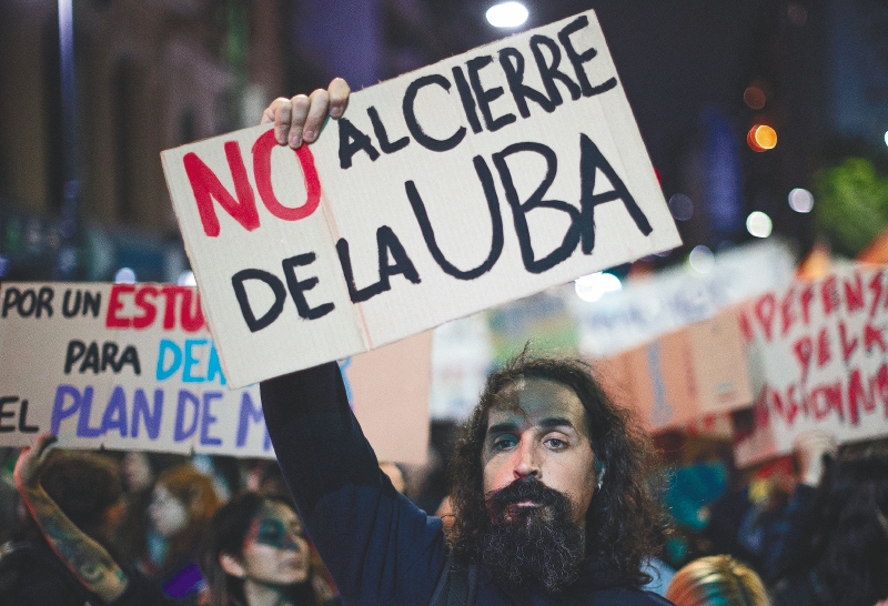 La educación pública en Argentina se asfixia, ¿qué está pasando?