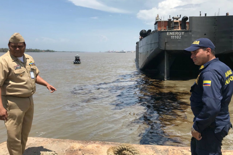 Derrame de hidrocarburos en el río Magdalena. / DIMAR