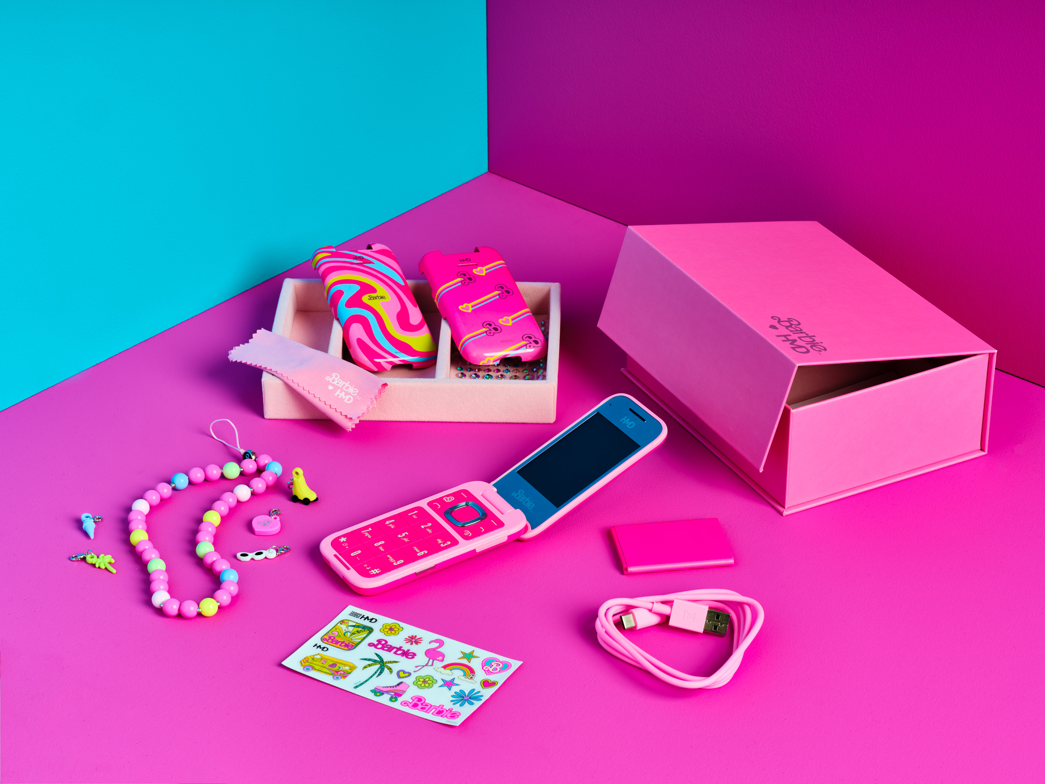 LONDRES , 28/08/2024.- El nuevo teléfono móvil de Barbie salió a la venta este miércoles centrado en la desconexión digital y la personalización. Siempre con el rosa por bandera, en colaboración con la compañía finesa HMD, fabricantes de los móviles Nokia, Mattel presentó este nuevo teléfono con tapa y botones que se aleja del 'smartphone' para dirigirse hacia un estilo retro. EFE/Mattel SOLO USO EDITORIAL/SOLO DISPONIBLE PARA ILUSTRAR LA NOTICIA QUE ACOMPAÑA (CRÉDITO OBLIGATORIO)