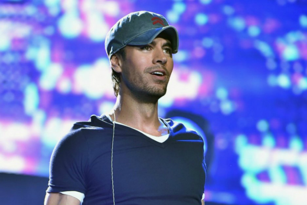 Enrique Iglesias admite que desde que nacieron sus gemelos le cuesta irse de gira