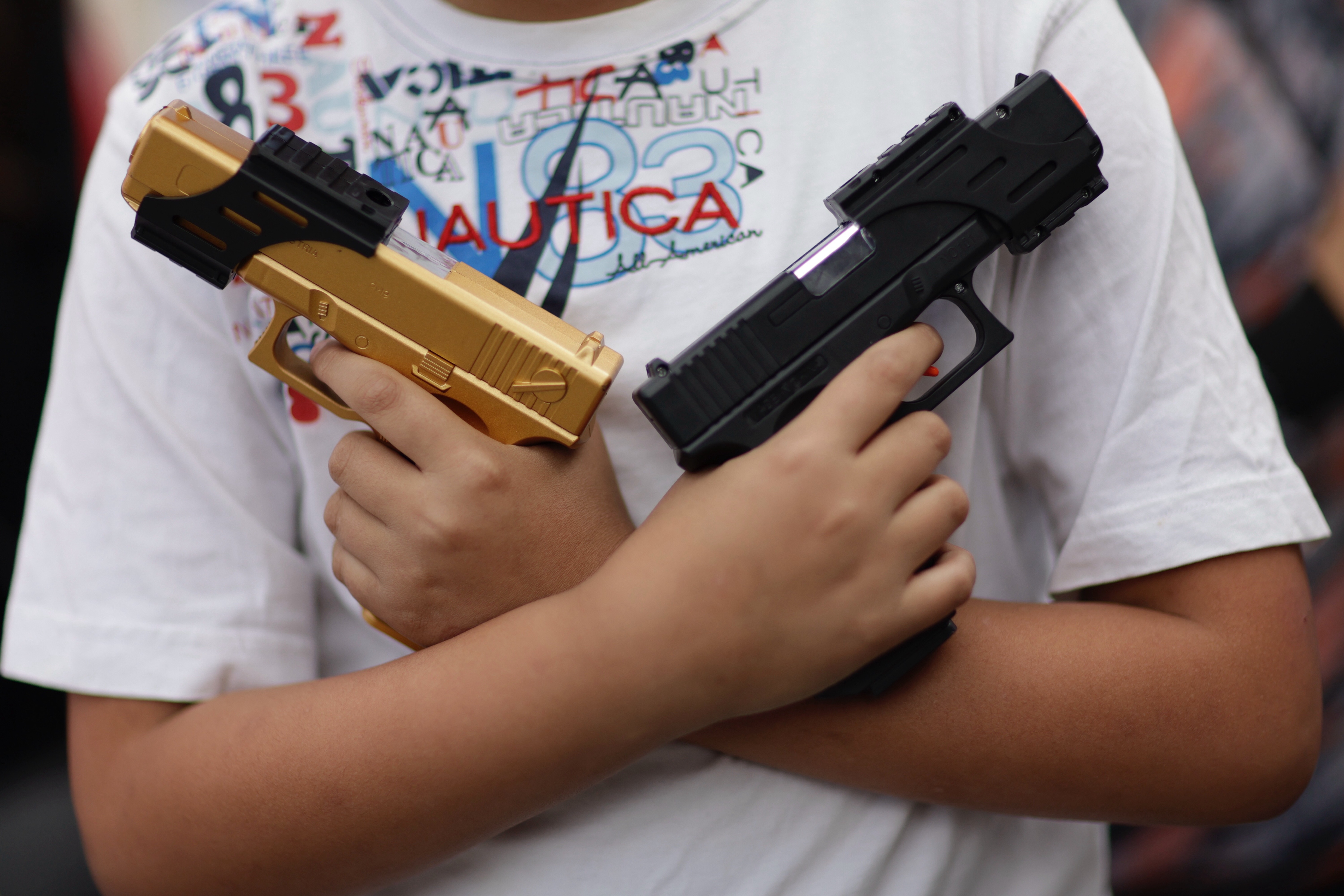 Los niños que juegan con pistolas