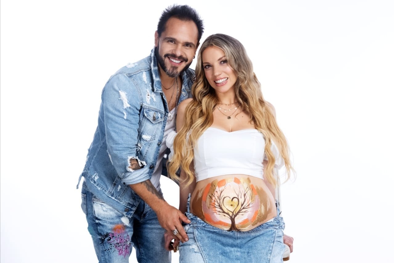 “¡Estoy embarazada!”. Así dio a conocer su estado la cantante Laura Mayolo.
