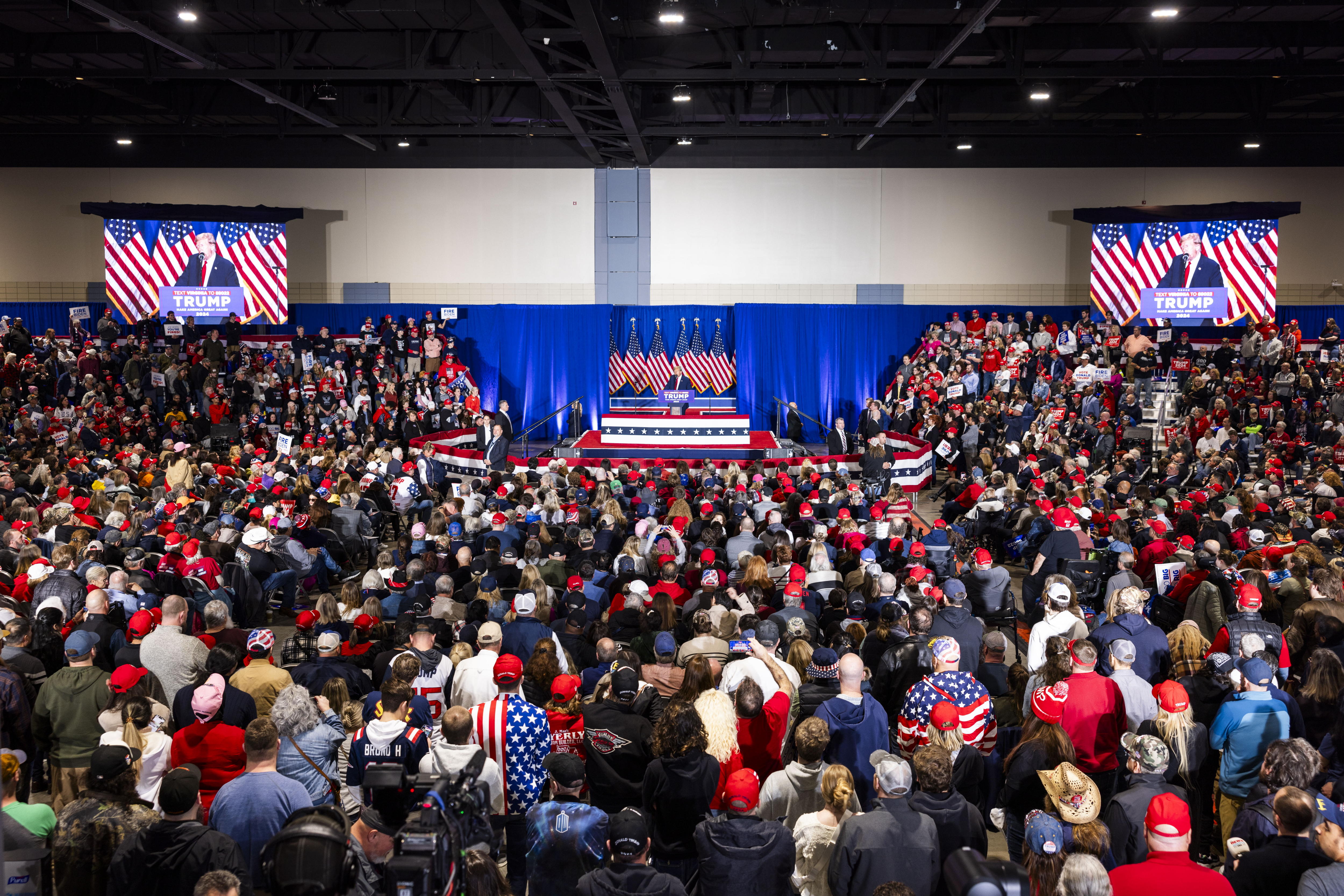 Richmond (United States), 02/03/2024.- Former US President Donald Trump (C) speaks to supporters during a Super Tuesday campaign rally in Richmond, Virginia, USA, 02 March 2024. Trump is running against Former South Carolina Governor Nikki Haley for the Republican presidential primary. Virginia is among the 15 states that will hold elections on 05 March, the primary election day known as 'Super Tuesday.' (Elecciones) EFE/EPA/JIM LO SCALZO