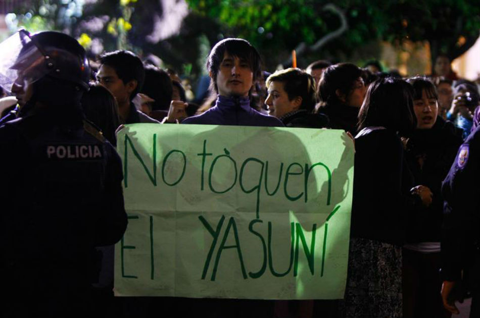 Manifestantes protestan frente del Palacio de Gobierno en Quito contra la propuesta de Rafel Correa