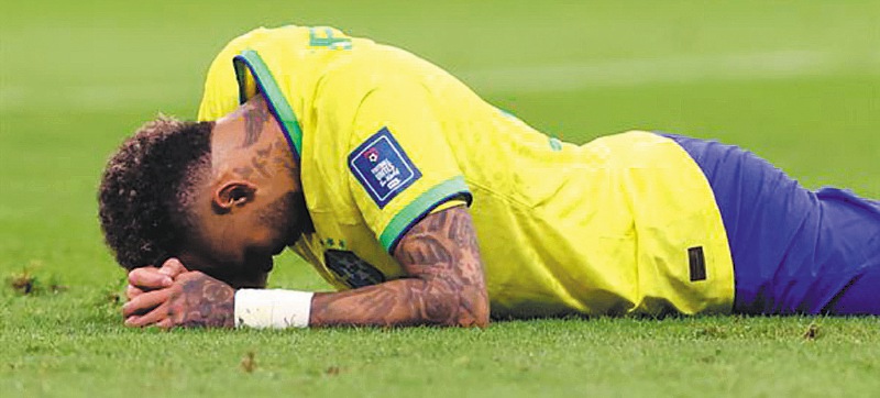 Neymar se lamenta del golpe que ocasionó su lesión en su tobillo. / EFE