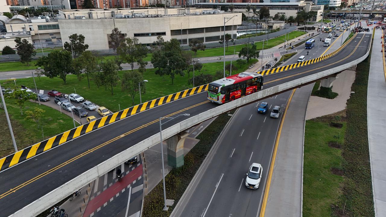 Nuevo puente curvo en la Av. 68 con calle 26 ya está en servicio