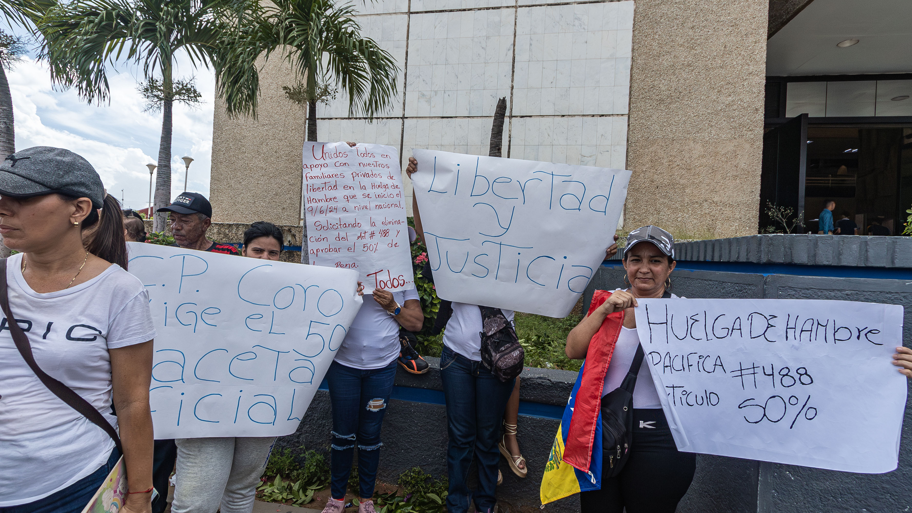 AME3625. MARACAIBO (VENEZUELA), 12/06/2024.- Un grupo de personas participa en una manifestación a las afueras del Palacio de Justicia, en Maracaibo (Venezuela). Familiares de reclusos de Venezuela pidieron este miércoles al Gobierno que resuelva "rápido" la huelga de hambre que mantienen desde el domingo miles de presos en reclamo por el retraso procesal, una protesta que se ha extendido por 51 centros, entre penitenciarías y calabozos de comisarías. EFE/ Henry Chirinos