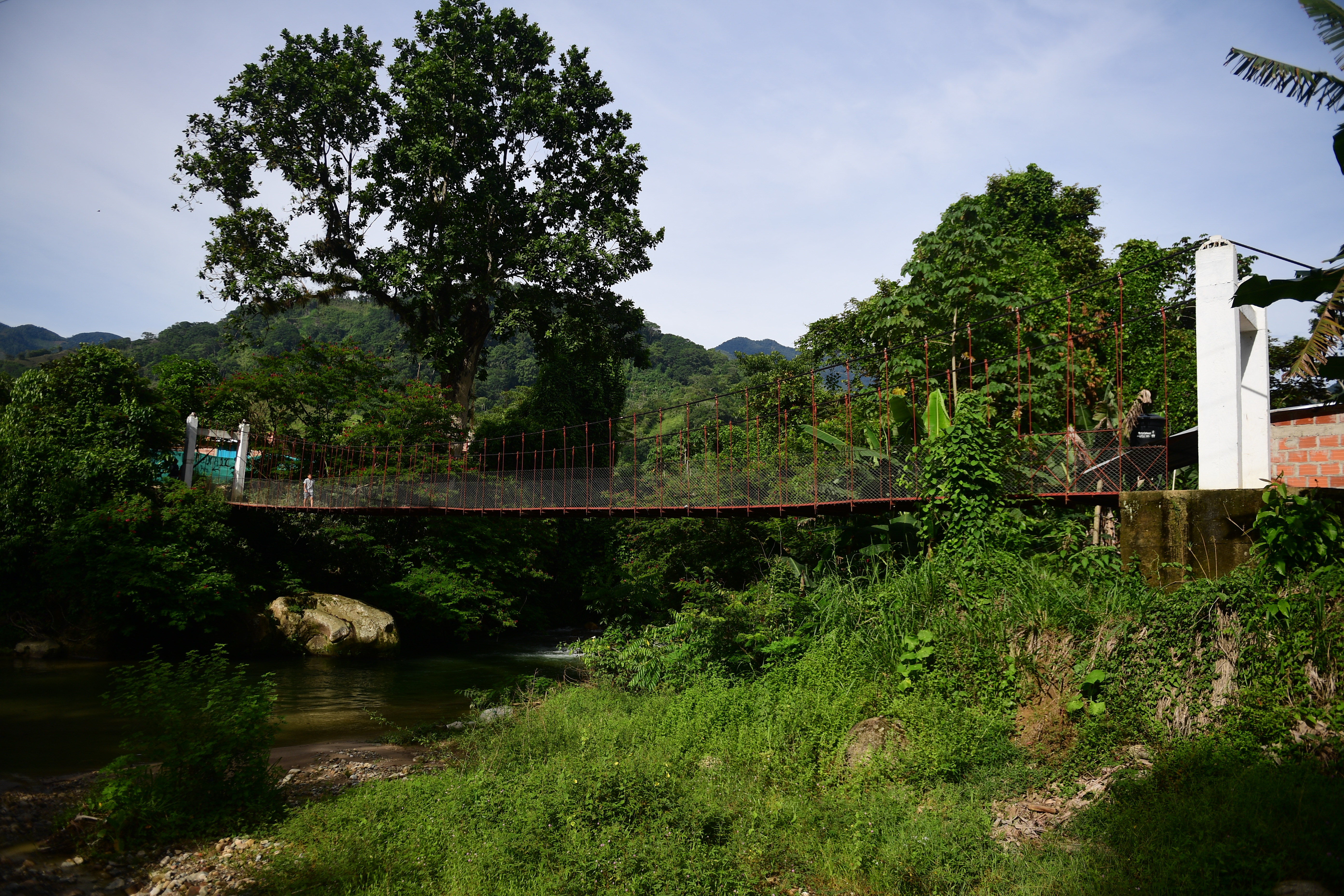 Antes de la construcción de este puente en el corregimiento de Las Mercedes, zona rural de Sardinata (N. de Santander), los pasos peatonales y en moto eran peligrosos para los campesinos del territorio.