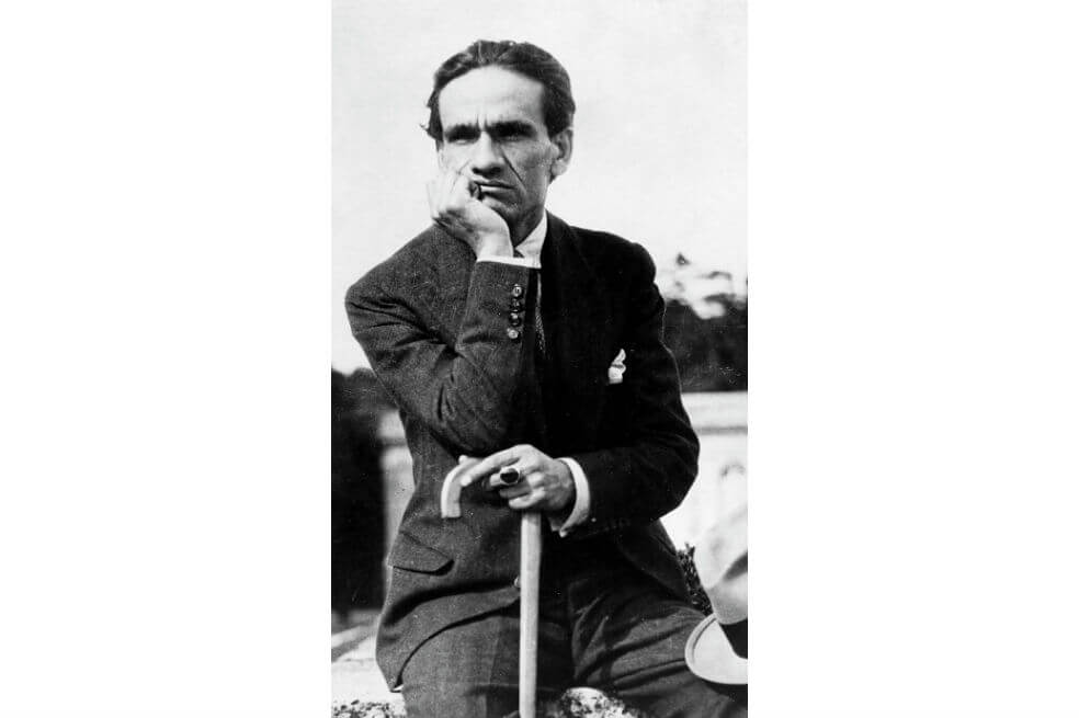 El poeta peruano César Vallejo, que habla del dolor y el sufrimiento en su poesía.