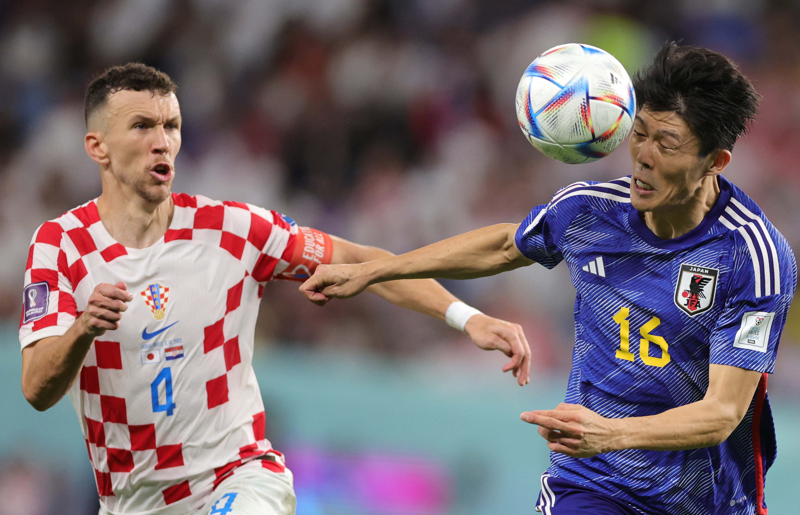 Al Wakrah (Qatar), 05/12/2022.- Takehiro Tomiyasu (R) of Japan in action against Ivan Perisic of Croatia during the FIFA World Cup 2022 round of 16 soccer match between Japan and Croatia at Al Janoub Stadium in Al Wakrah, Qatar, 05 December 2022. (Mundial de Fútbol, Croacia, Japón, Catar) EFE/EPA/Abir Sultan
