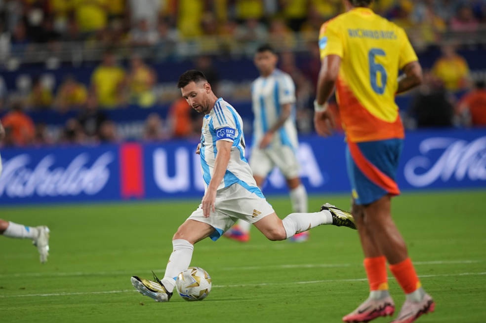 Un video muestra lo que no se vio al finalizar el partido de la final de la Copa América entre Colombia y Argentina. Así fue el reclamo de James al juez.