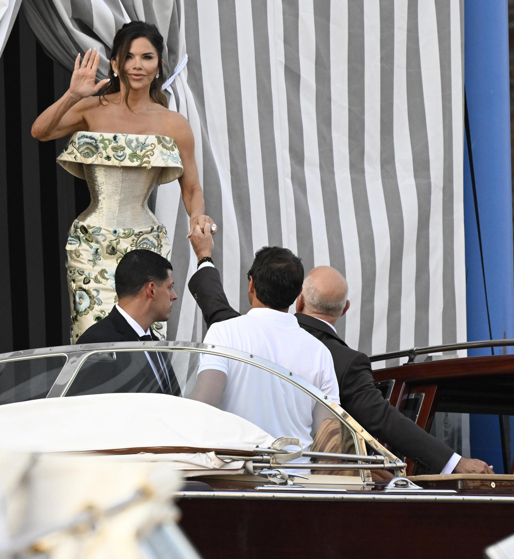 Venice (Italy), 26/06/2025.- Lauren Sanchez (L) waves as she leaves with Amazon founder Jeff Bezos (R) the Aman Hotel to attend a party in Venice, Italy, 26 June 2025, on the day their wedding celebrations are to begin. The US tech billionaire and TV presenter have reportedly invited about 200 guests to their nuptials in the Italian city. (Italia, Venecia) EFE/EPA/DANIEL DAL ZENNARO
