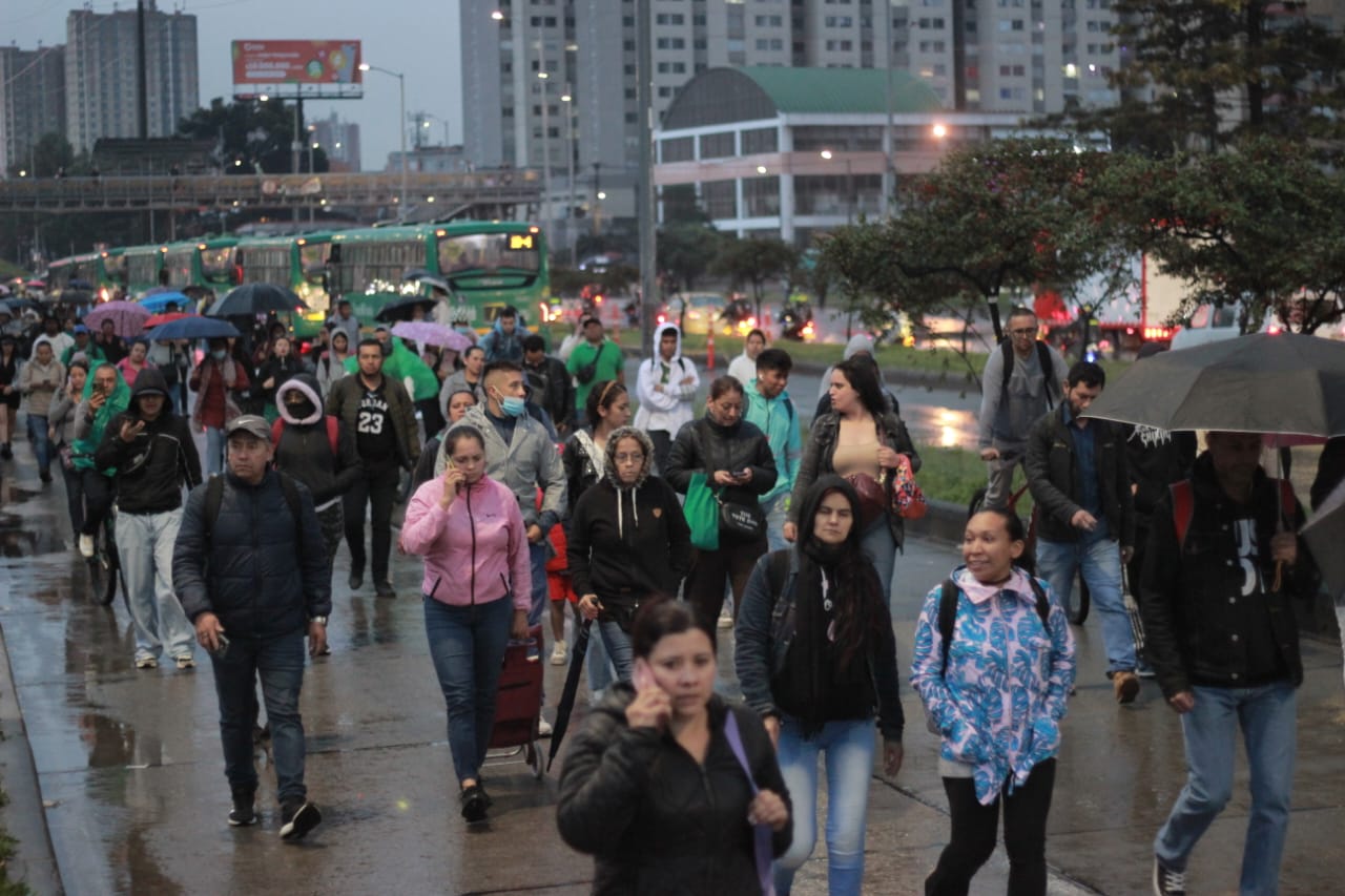 Miles de personas tuvieron que bajarse de los buses de Transmilenio y caminar hacia sus destinos debido a los interminables trancones. Las estaciones de TransMilenio afectadas son: Bosa, La Despensa, León XIII, Terreros y San Mateo.