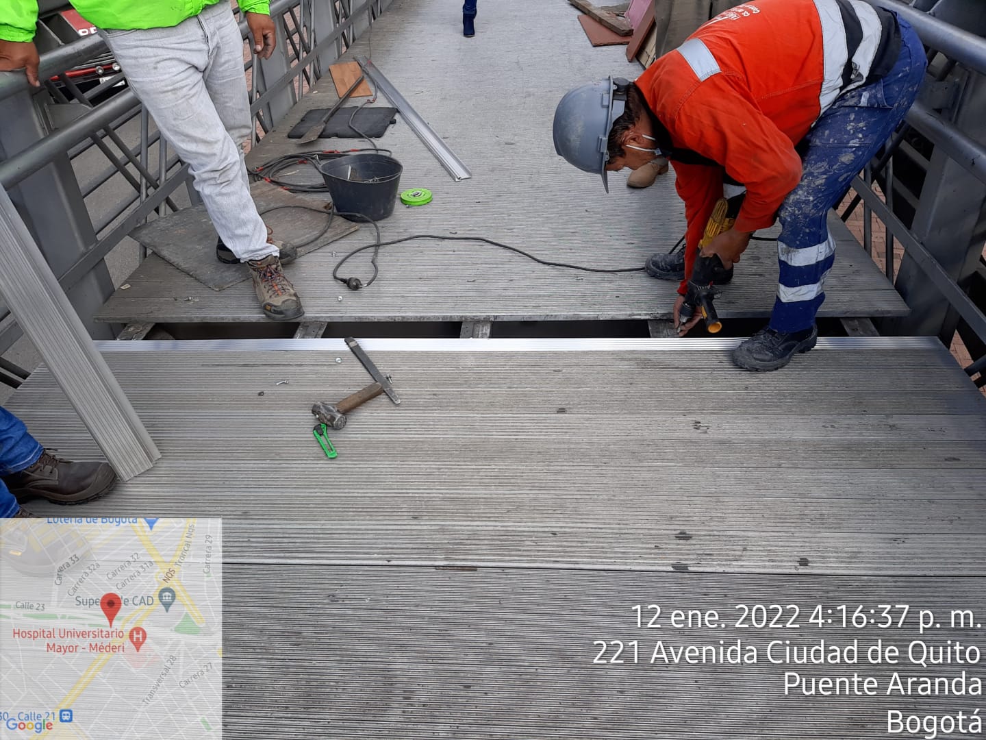 IDU hace intervención en puente peatonal de la estación CAD por robo de láminas