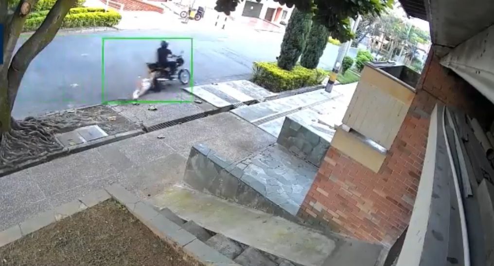 Mujer fue arrastrada por varios metros durante robo en moto en Antioquia (video)