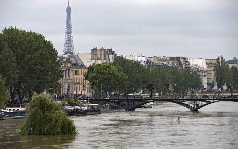 Vista del río Sena en París, Francia, que superará esta noche su pico máximo esperado. / EFE