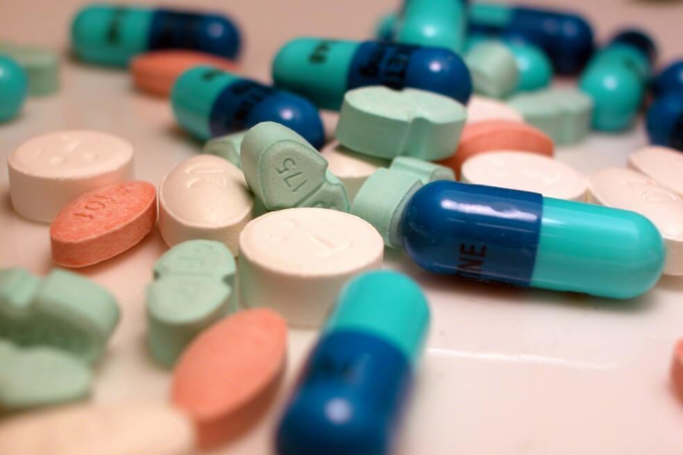 Presiones farmacéuticas, afán y mala suerte: así se cayó un artículo de medicamentos del PND