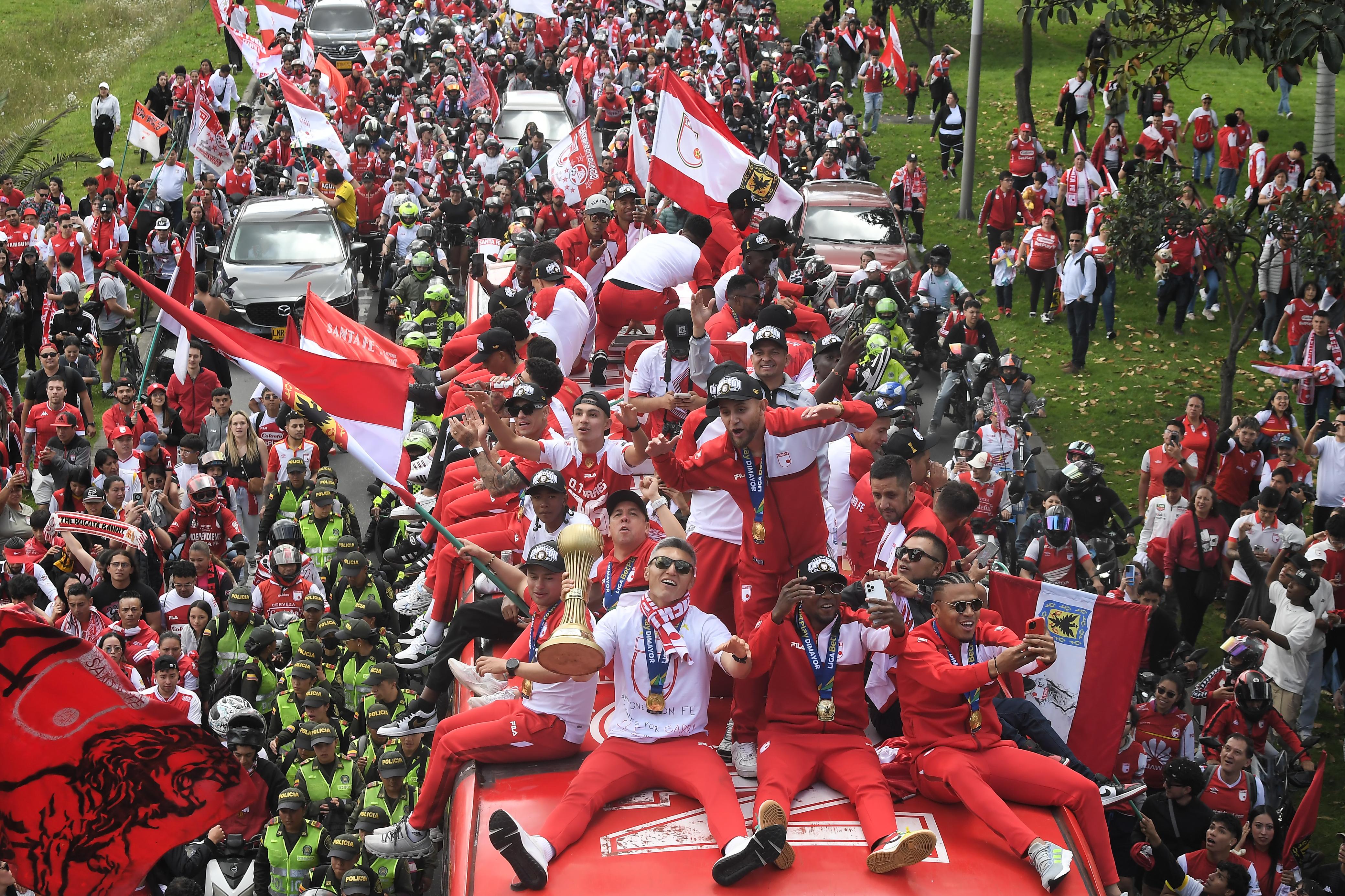 En imágenes: la impresionante caravana en Bogotá del Santa Fe campeón