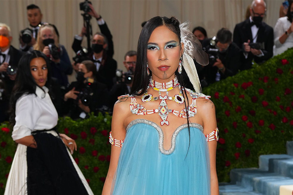 El espectacular outfit Nativo de Quannah Chasinghorse en la Gala del Met