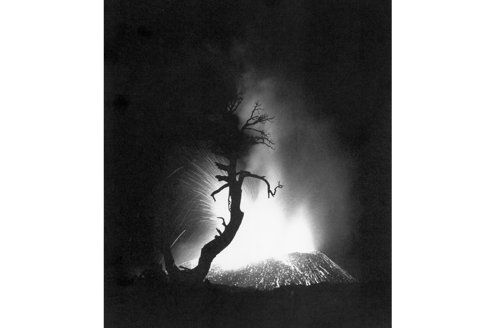“Nacimiento del volcán Paricutín”. 1943./ Tomada del libro “El México de Leo Matiz”