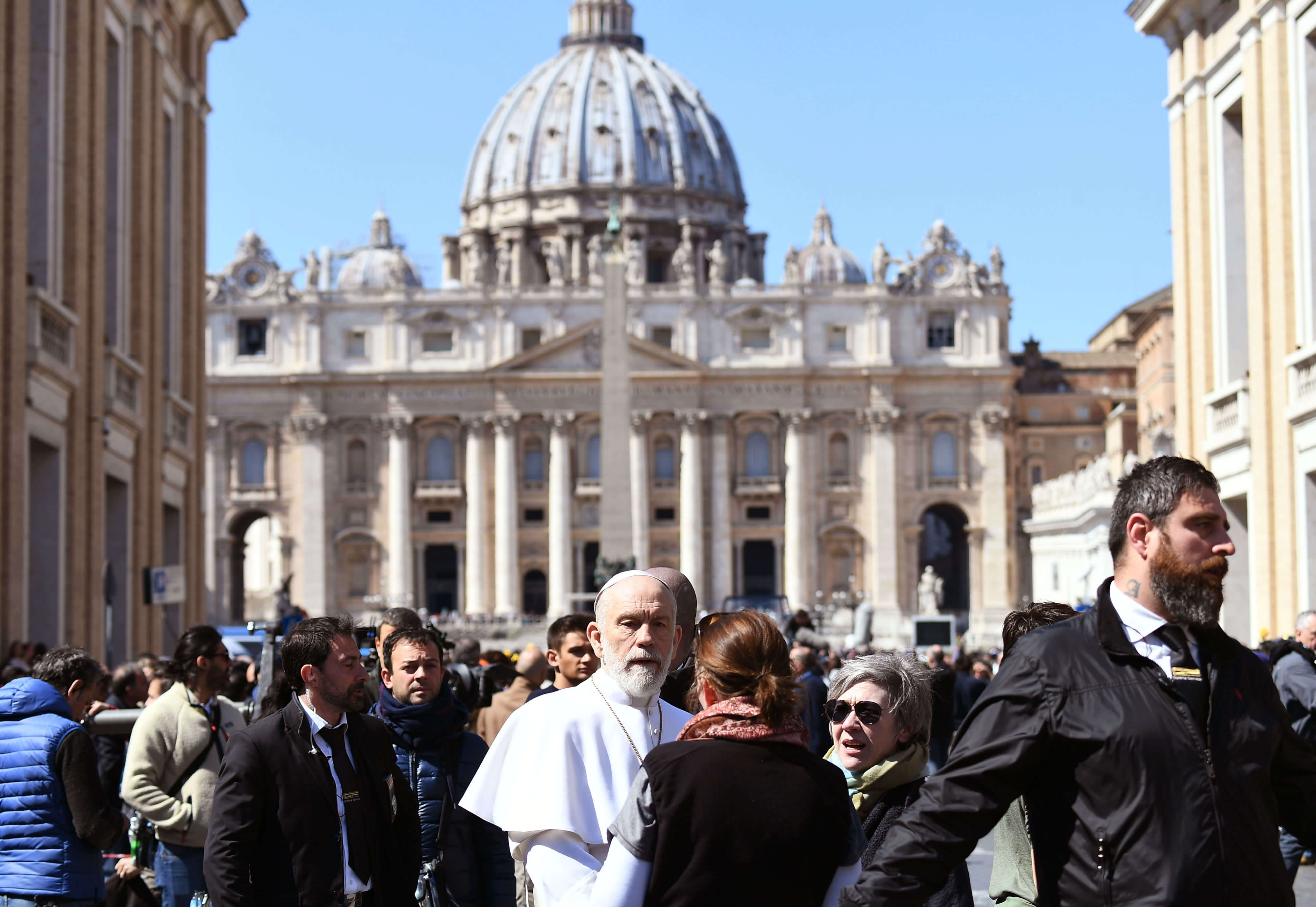 John Malkovich revoluciona el Vaticano por una escena de la serie "The New Pope"