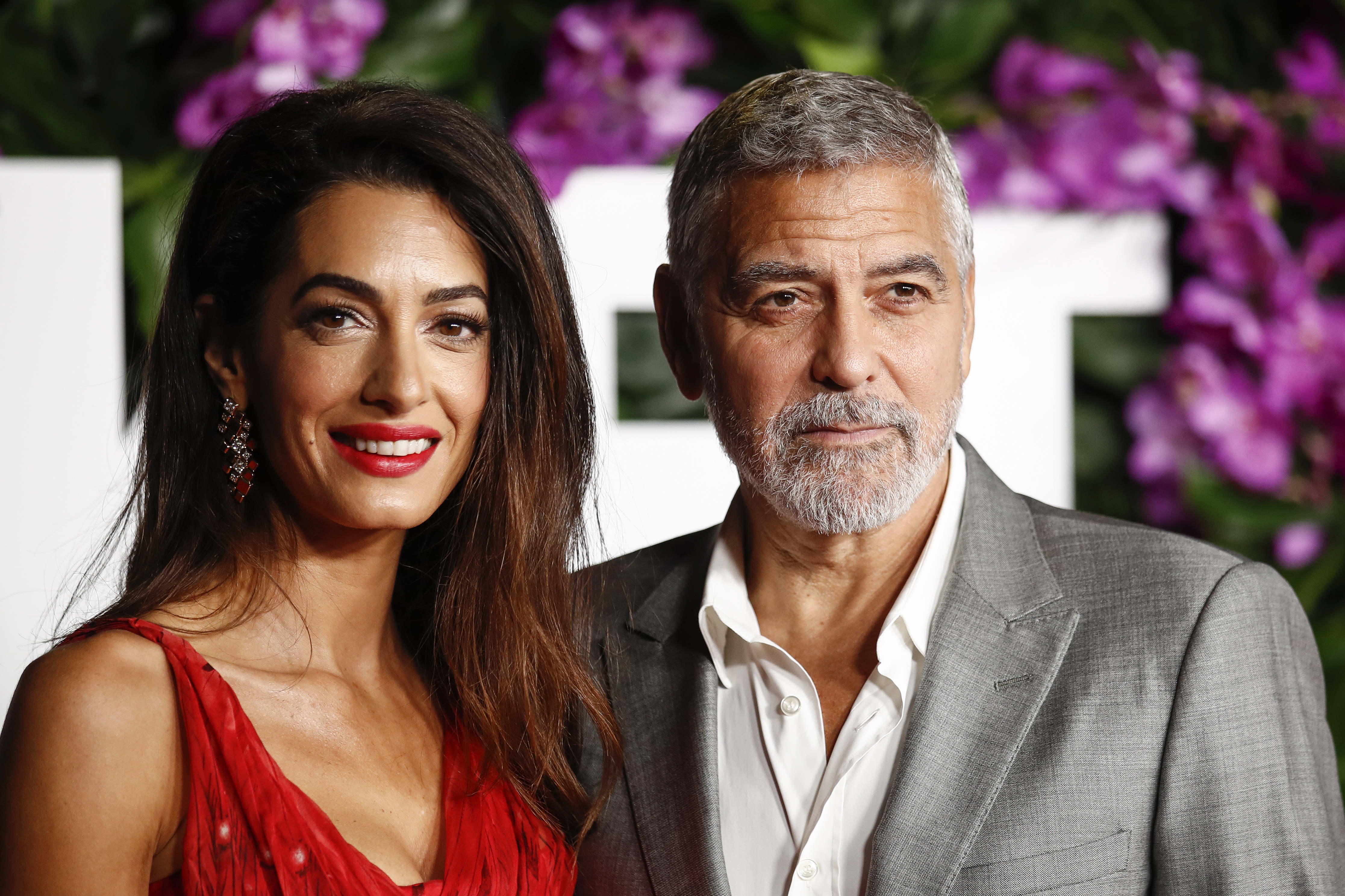 Los Angeles (United States), 18/10/2022.- US actor George Clooney (R) and wife, Lebanese-British barrister Amal Clooney (L), attend the premiere of the movie 'ÄòTicket To Paradise'Äô at Regency Village Theatre in Los Angeles, California, USA, 17 October 2022. (Cine, Estados Unidos) EFE/EPA/CAROLINE BREHMAN