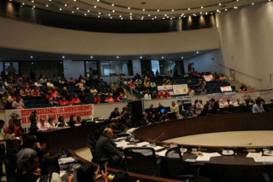 Pasó en primer debate fusión de Une con Tigo