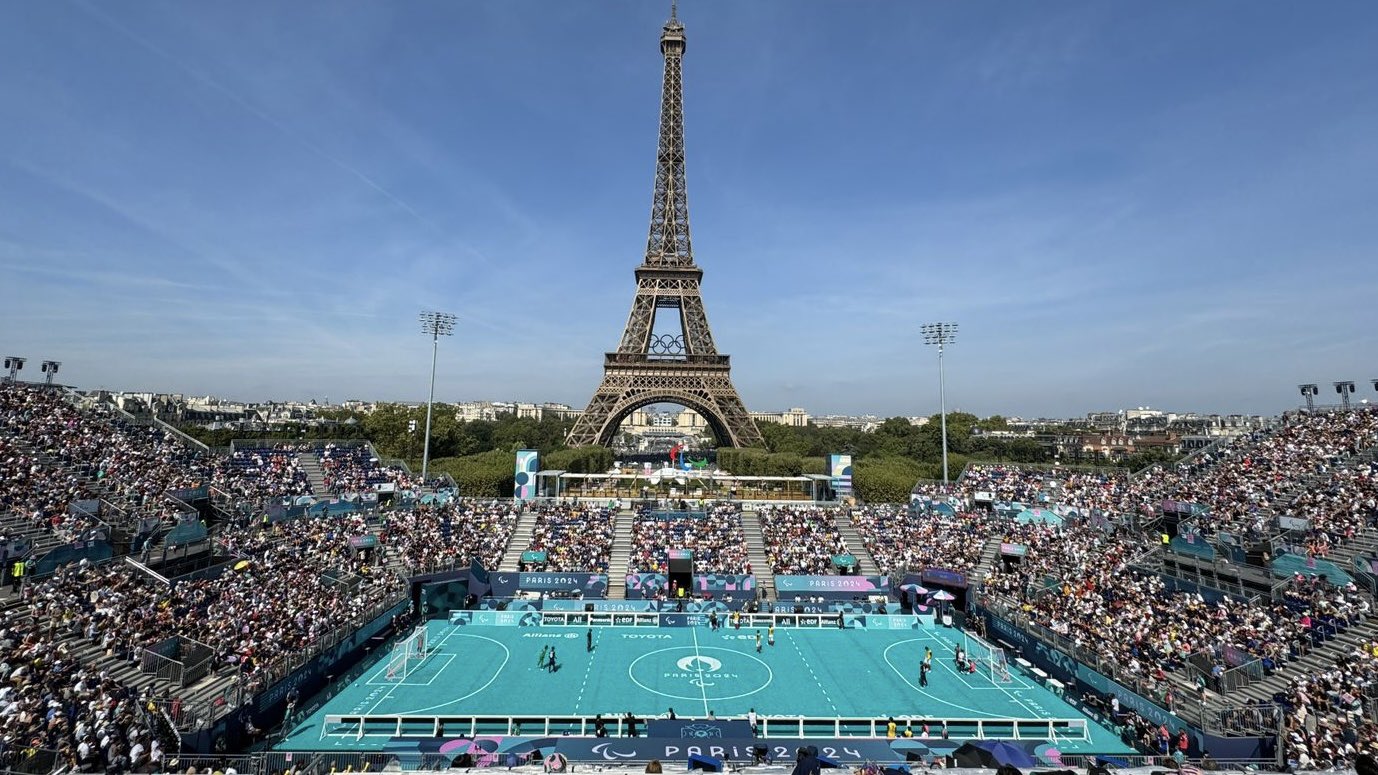 El fútbol para ciegos en los Juegos Paralímpicos de París 2024 tiene lugar junto a la emblemática Torre Eiffel.