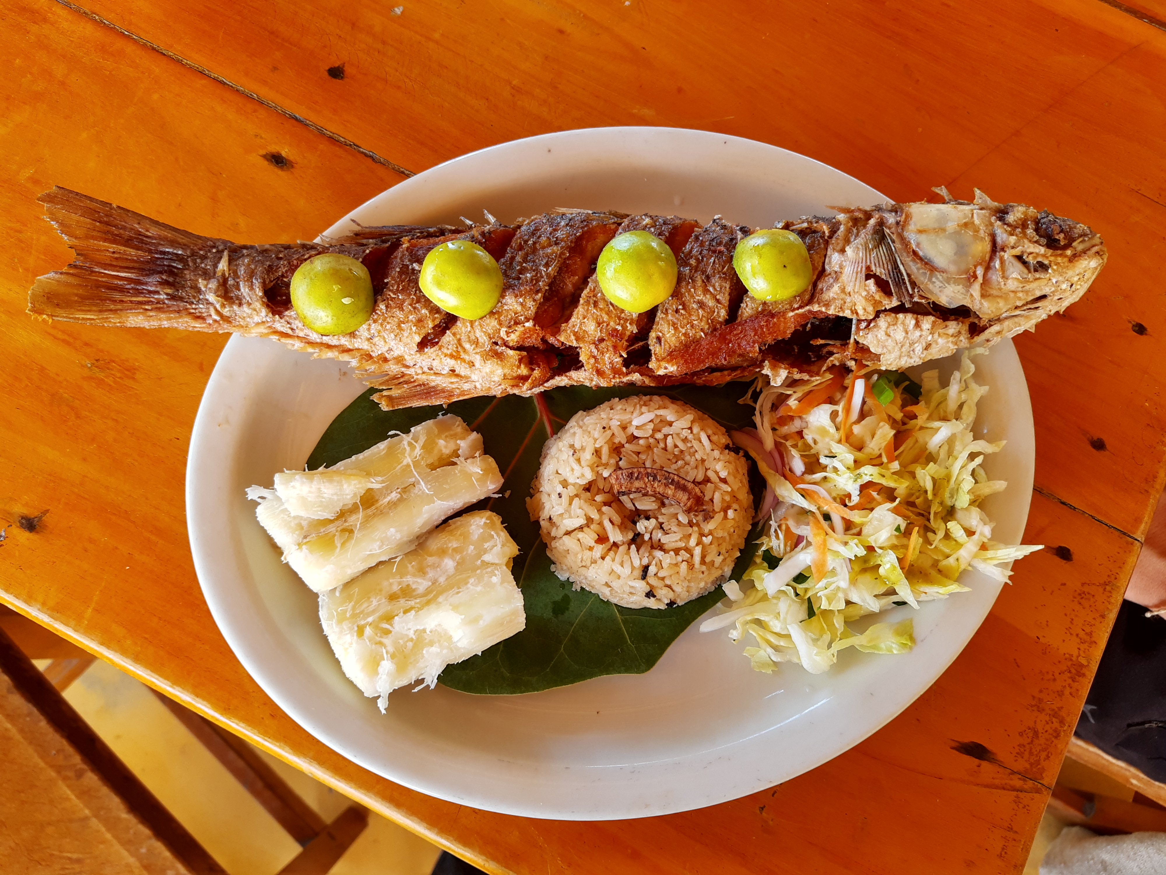 Pescado frito lebranche, una de las opciones del restaurante Popeye.