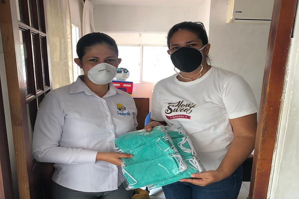 Entrega de 100 tapabocas a Fundevida, fundación de niños con cáncer.Mariles HerreraElla estudió diseño de modas y por eso tiene su máquina de coser, pero se dedica a la repostería. Ha ganado dos concursos de repostería a nivel nacional. Hasta hoy tenía sólo una máquina, pero una señora la llamó para avisarle que le va a dar otra.