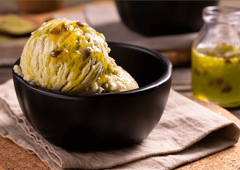 Helado de coca con salsa verde de maracuyá en paila de cobre