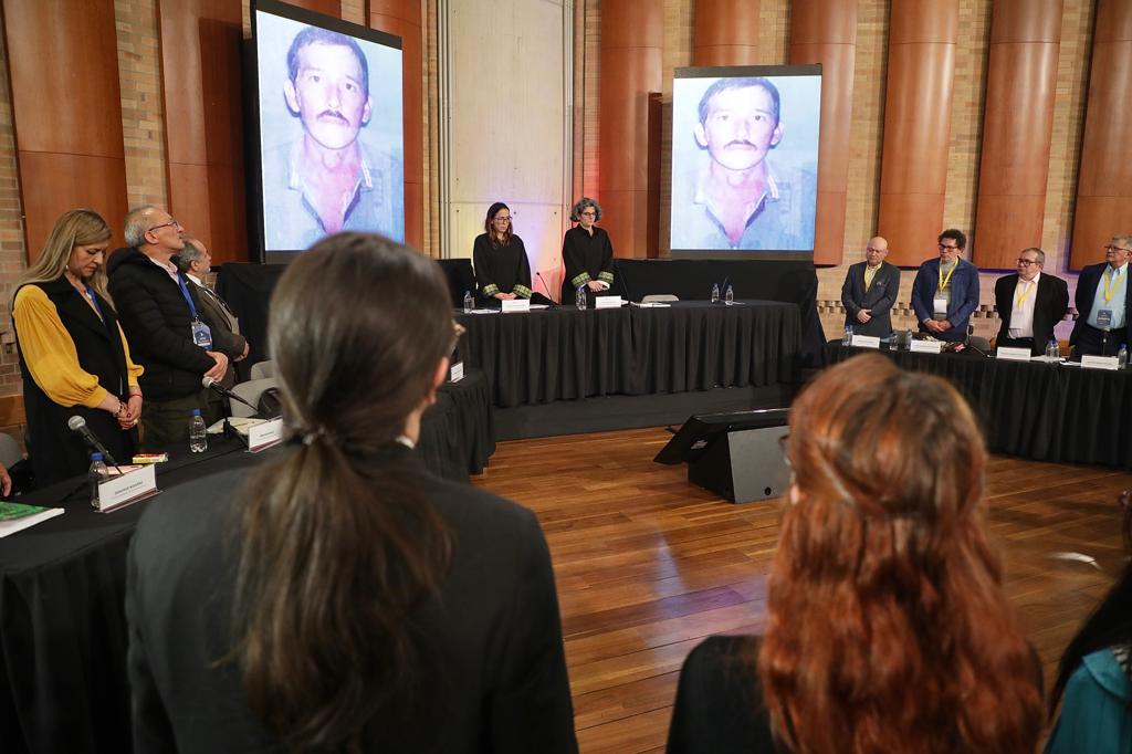 Minuto de silencio por las víctimas desaparecidas en audiencia de la JEP