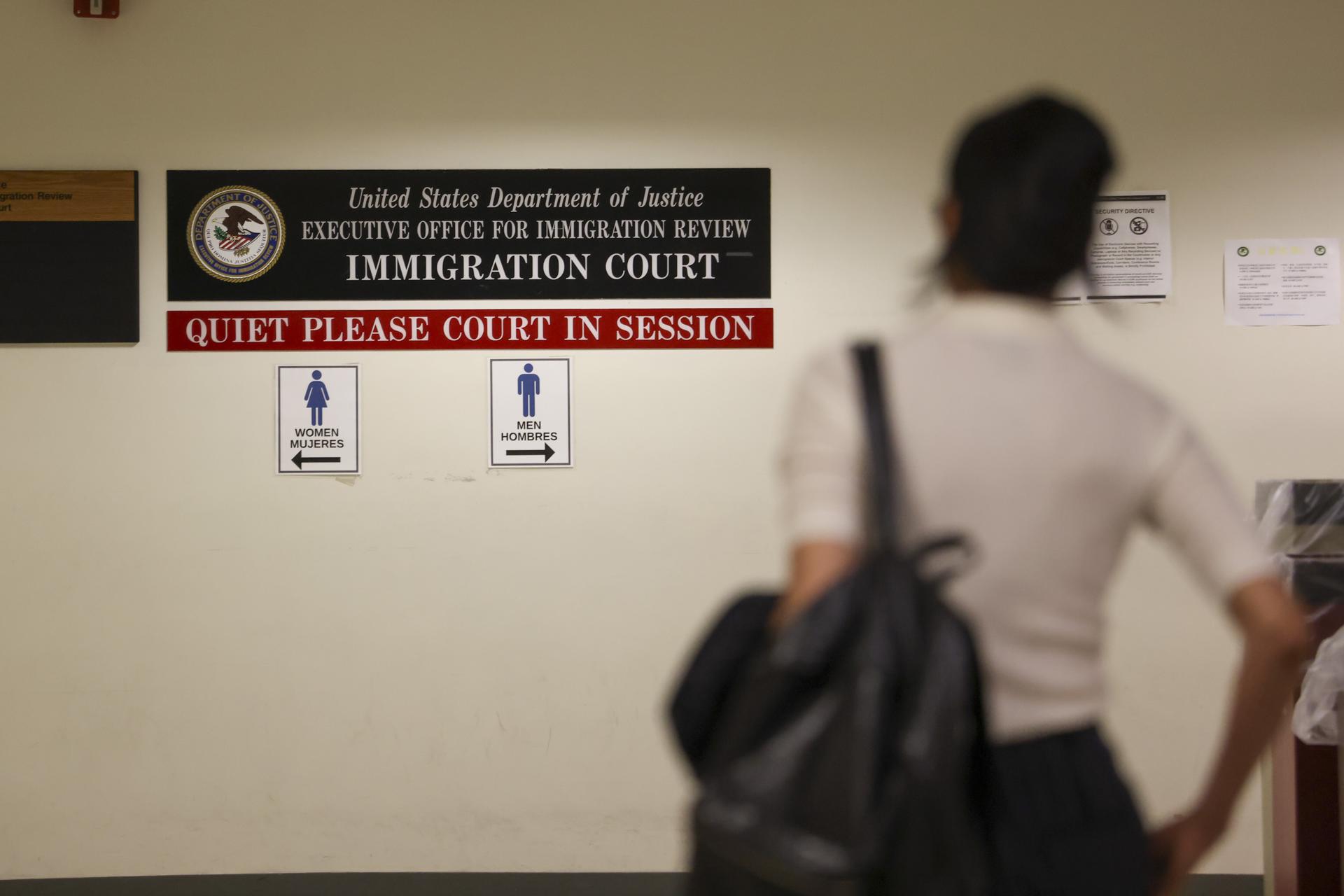 NEW YORK (United States), 11/06/2025.- A person walks through the halls of an immigration court at Jacob K. Javits Federal Building in New York, New York, USA, 11 June 2025. ICE has increased their enforcement following mandatory check-ins at immigration court hearings after the Trump administration ordered officials to increase detentions to 3,000 migrants per day. (Nueva York) EFE/EPA/SARAH YENESEL
