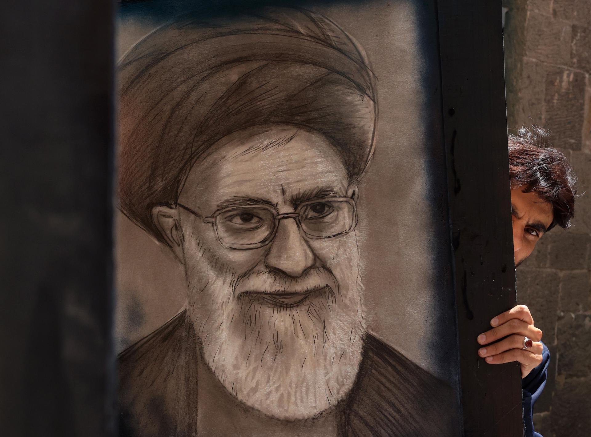 SANA'A (Yemen), 23/06/2025.- A Yemeni artist carries a painting depicting Iran's Supreme Leader, Ayatollah Ali Khamenei, during a collective art workshop in solidarity with Iran, in Sana'a, Yemen, 23 June 2025. Yemeni artists have participated in a collective art workshop where they created paintings depicting Iranian generals and scientists and military and political figures of Iran-backed groups of Lebanon, Palestine and Iraq, who were killed in Israeli airstrikes, amid the ongoing conflict between Israel and Iran. Israel and Iran have been exchanging fire since Israel launched strikes across Iran on 13 June 2025 as part of Operation 'Rising Lion'. The US forces struck three of Iran's key nuclear sites: Natanz, Isfahan and Fordo, US President Trump announced on 21 June. (Líbano) EFE/EPA/YAHYA ARHAB