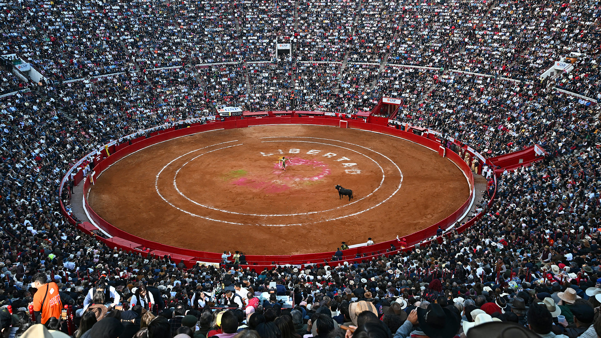 Vuelven las corridas de toros a Ciudad de México en medio de protestas