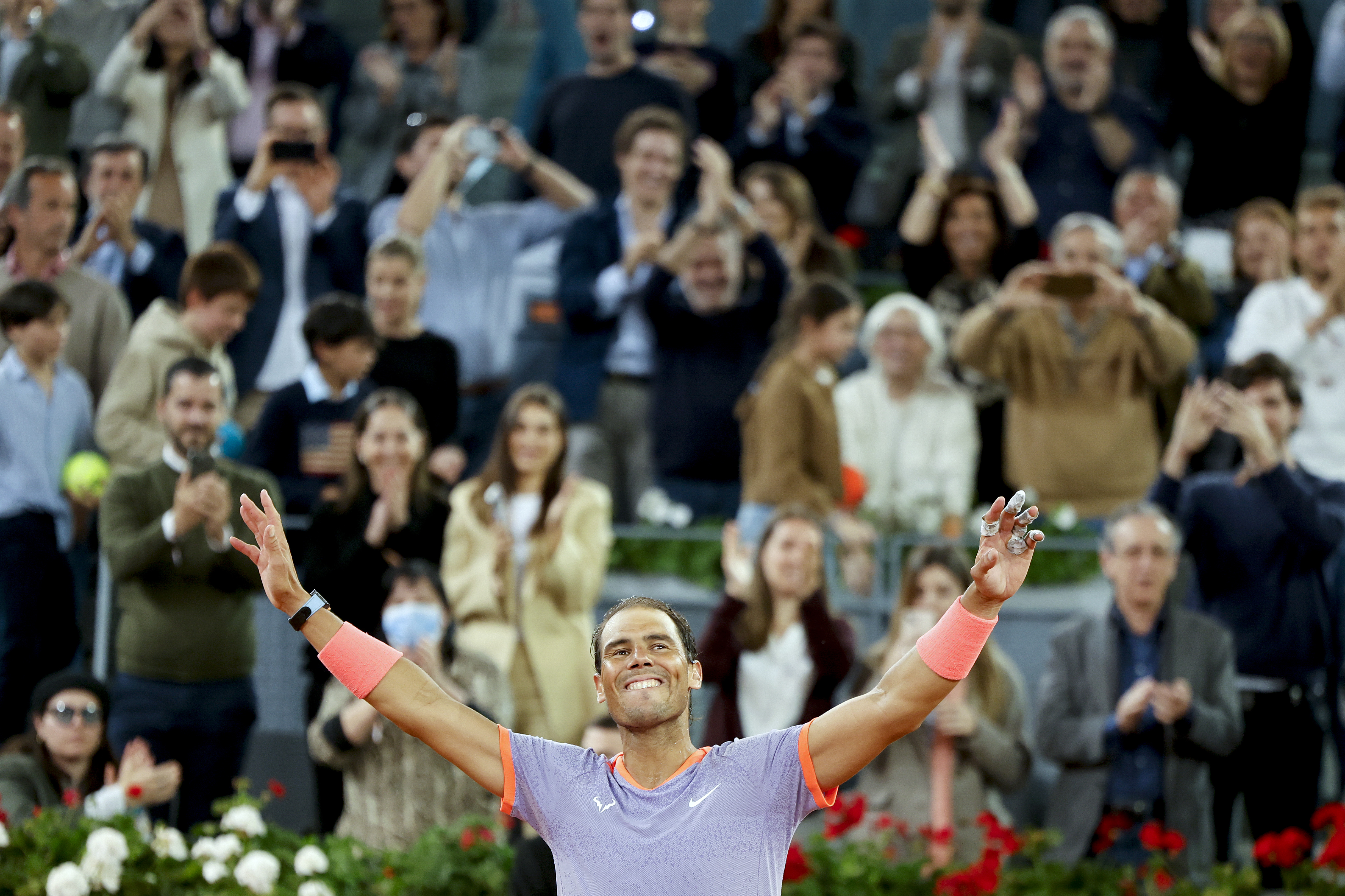 MADRID, 27/04/2024.- El tenista español Rafa Nadal celebra su victoria en el partido ante el australiano Alex de Miñaur, de segunda ronda del Masters 1000 de Madrid este sábado en la Caja Mágica. EFE/ Sergio Pérez
