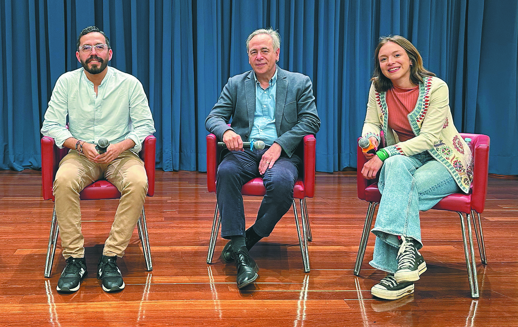 José Guarnizo, Txomin Las Heras y Karen Noriega en el Gimnasio Moderno hablando sobre migración.