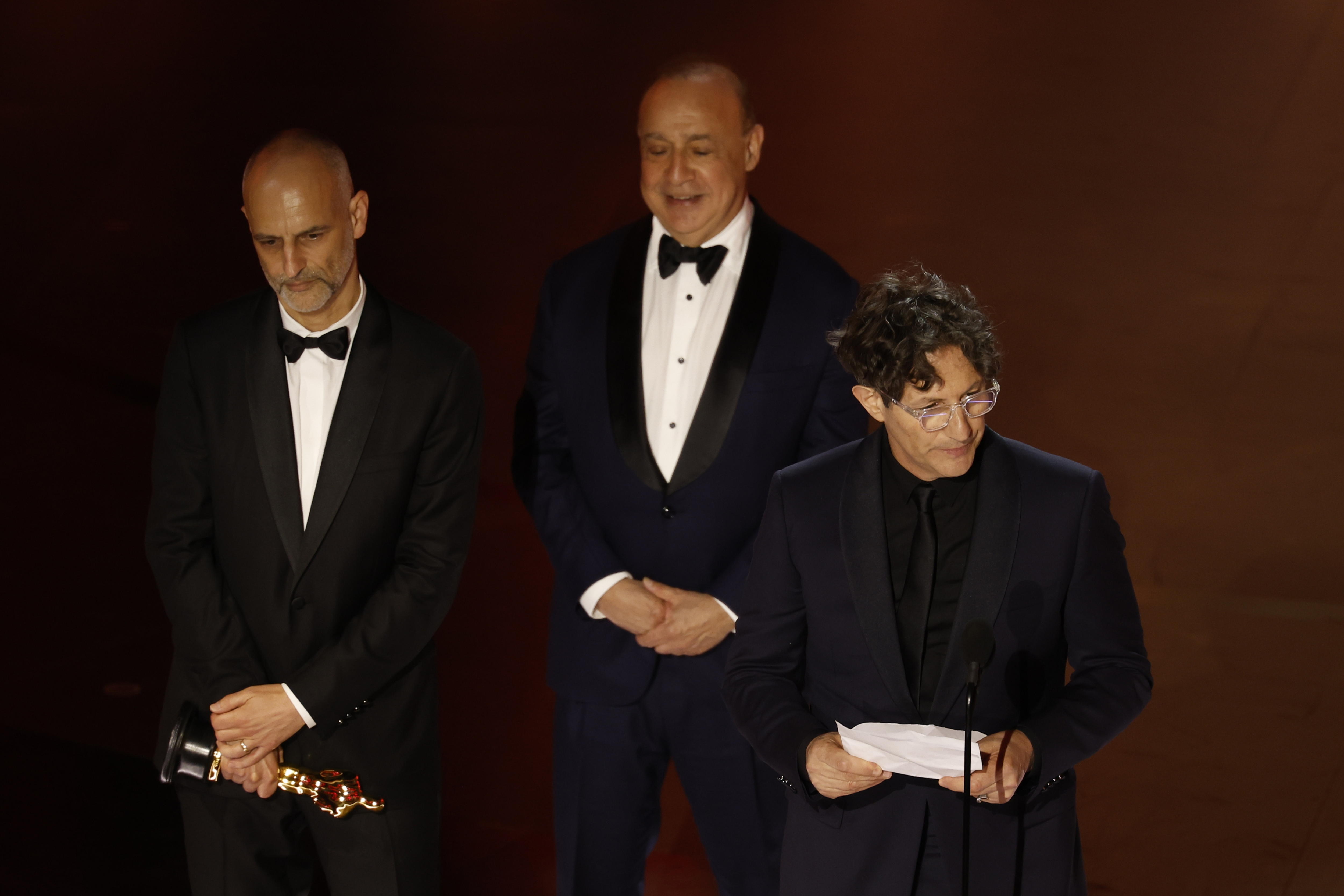 Los Angeles (United States), 10/03/2024.- James Wilson (L), Leonard Blavatnik (C), and Jonathan Glazer (R) on stage after winning the Oscar for the Best International Feature Film during the 96th annual Academy Awards ceremony at the Dolby Theatre in the Hollywood neighborhood of Los Angeles, California, USA, 10 March 2024. The Oscars are presented for outstanding individual or collective efforts in filmmaking in 23 categories. EFE/EPA/CAROLINE BREHMAN