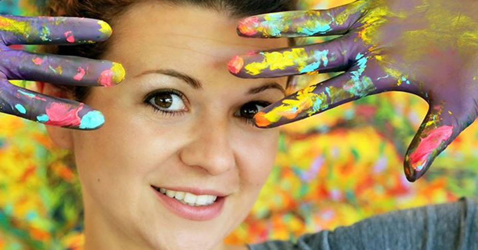 Iris Scott, la artista que pinta con los dedos