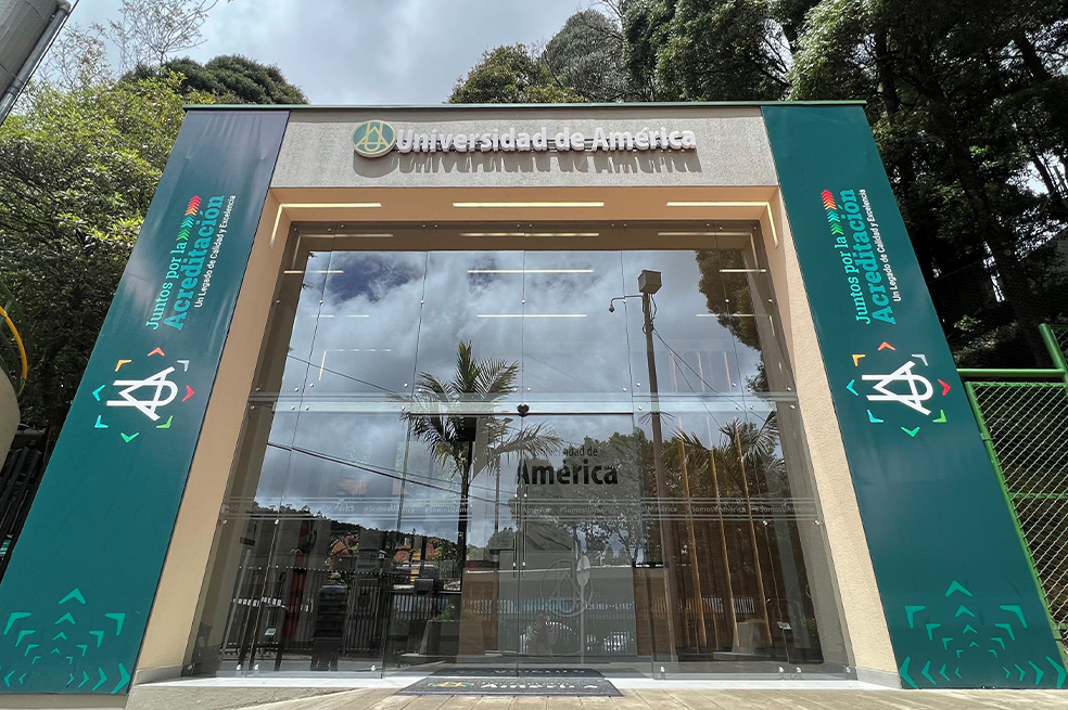 Ingreso al área de Multiservicios en el EcoCampus de los Cerros.