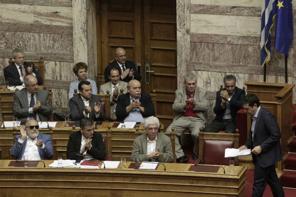 Parlamento griego aprueba segundo paquete de medidas previas a nuevo rescate