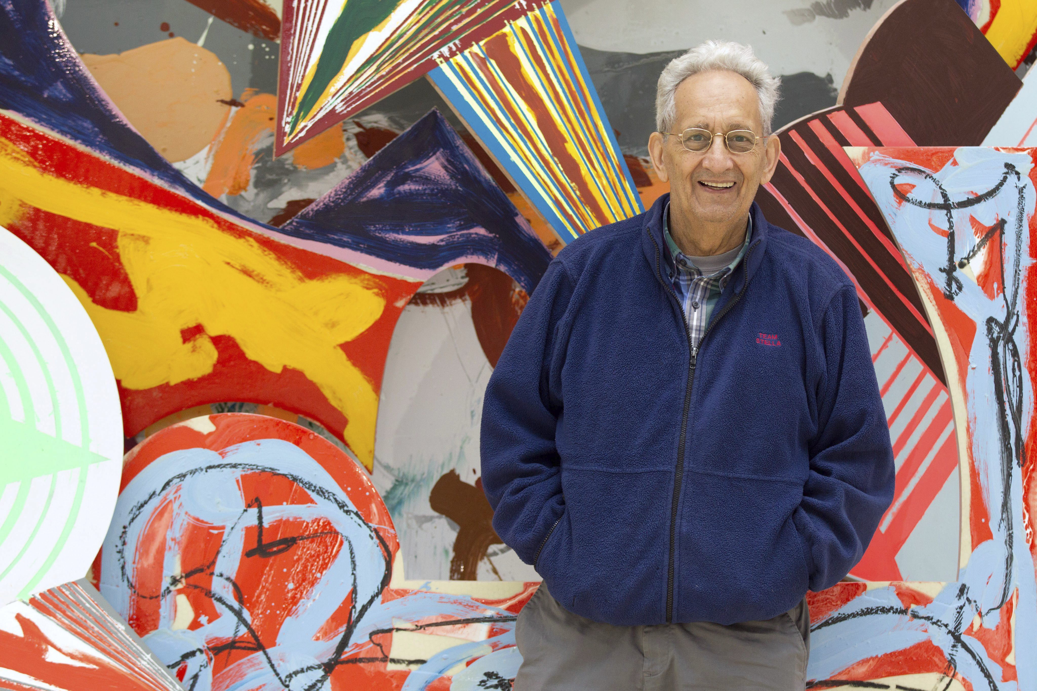 HAN074 WOLFSBURGO (ALEMANIA) 06/09/2012.- Fotografía de archivo fechada el 6 de septiembre de 2012 del artista estadounidense Frank Stella posando junto a una de sus obras en el Museo de Artes en Wolfsburgo (Alemania). Nueva York, 4 may (EFE).- El pintor estadounidense Frank Stella, reconocido por sus pinturas monocromáticas y minimalistas de los inicios de su carrera, falleció este sábado en su residencia de Nueva York a los 87 años. EFE/Matthias Leitzke