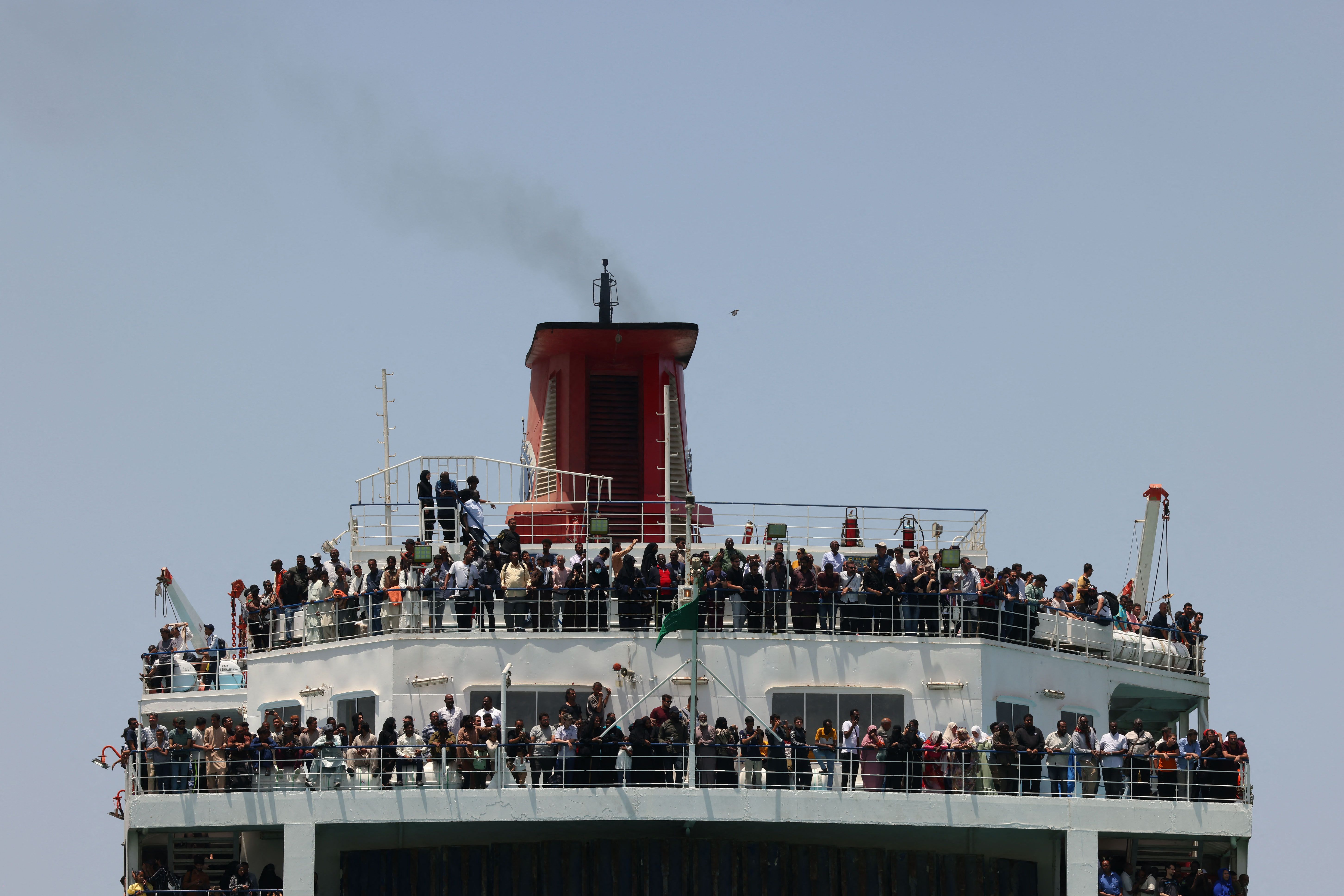 Un ferri transporta a unos 1.900 evacuados a través del mar Rojo desde Puerto Sudán a la Base Naval Rey Faisal, en Jeddah (Arabia Saudita).